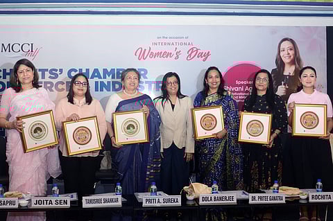 महानगर के एक होटल में आयोजित अंतरराष्ट्रीय विमेंस डे समारोह में मर्चेंट्स चैंबर ऑफ कॉमर्स एंड इंडस्ट्री की अध्यक्ष प्रीति ए सुरेका ने विभिन्न क्षेत्रों में उत्कृष्ट योगदान के लिए सीमा सप्रू, जोइता सेन, तनुश्री शंकर, डोला बनर्जी, डॉ. प्रीति गनात्रा और रोचिता डे को सम्मानित किया।