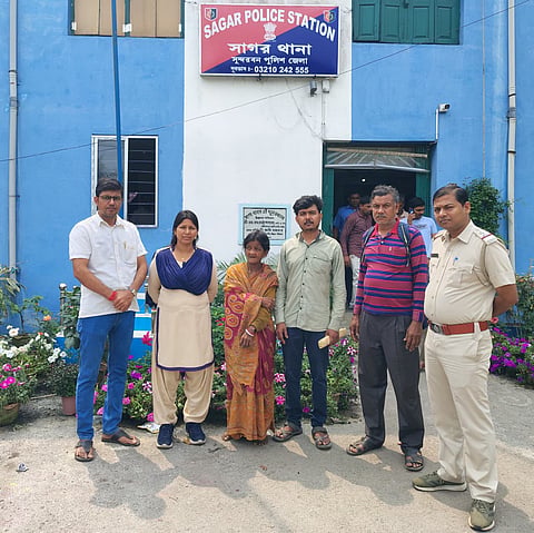 लापता वृद्धा छवि ज्योति को परिजन अपने साथ ले जाते हुए