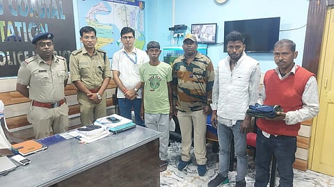 बीमार व्यक्ति को परिजन घर ले जाते हुए