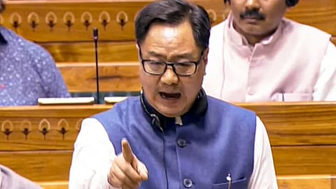 रिजिजू का राहुल पर तंज: 'हग करके आंख मारने वाला लीडर!'