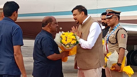 पूर्व राज्यपाल डॉ. सी आनंद बोस को कोलकाता से जाते समय मंत्री सुजीत बोस उनका विदाई अभिवादन करते हुए