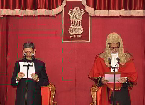 आर एन रवि को लोकभवन कोलकाता में आयोजित शपथ समारोह में कलकत्ता उच्च न्यायालय के मुख्य न्यायाधीश सुजॉय पॉल ने पद की शपथ दिलाई