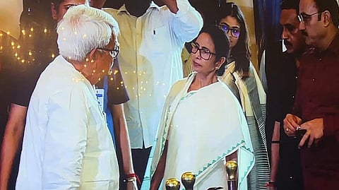 मुख्यमंत्री ममता बनर्जी शिष्टाचार के तहत वामफ्रंट के चेयरमैन बिमान बोस को आगे बैठने का अनुरोध करतीं