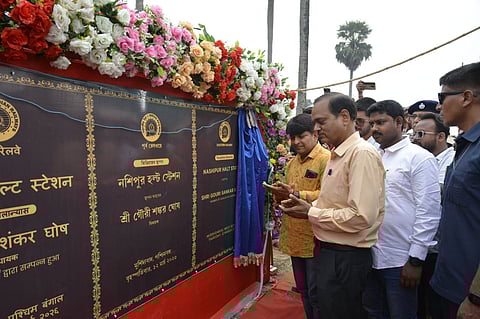 बीच में डीआरएम राजीव सक्सेना, मुर्शिदाबाद के भाजपा विधायक गौरीशंकर घोष, अधिकारी सौमेन मंडल व अन्य अधिकारी।