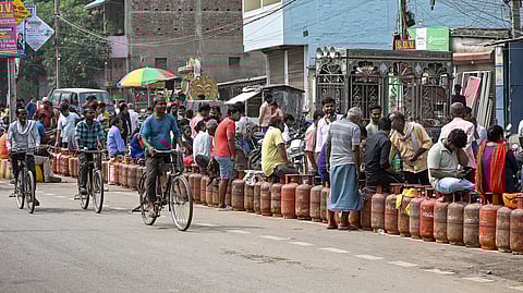 पटना में गैस एजेंसियों के बाहर लंबी कतारें