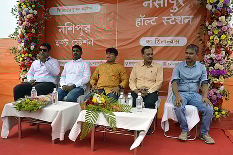 बीच में सियालदह डिवीजन के डीआरएम राजीव सक्सेना, मुर्शिदाबाद के भाजपा विधायक गौरीशंकर घोष, अधिकारी सौमेन मंडल व अन्य अधिकारी।