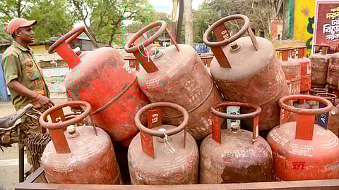 सिलेंडरों की मांग 2 लाख से बढ़कर 6 लाख तक पहुंची