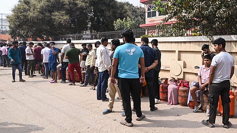 सिलेंडरों के साथ लंबी कतारें इन दिनों आम बात हो गई है।