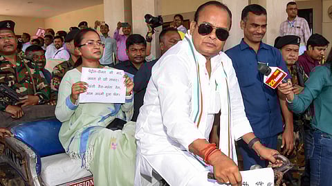 रिक्शा पर पीछे पोस्टर के साथ बैठीं कृषि मंत्री शिल्पी नेहा तिर्की