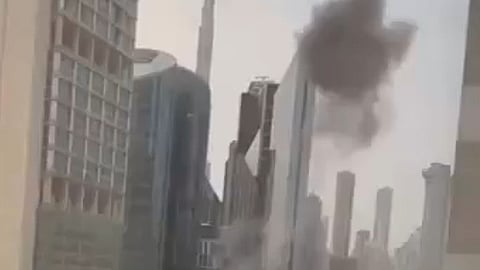 दुबई की एक इमारत से उठता धुआं।