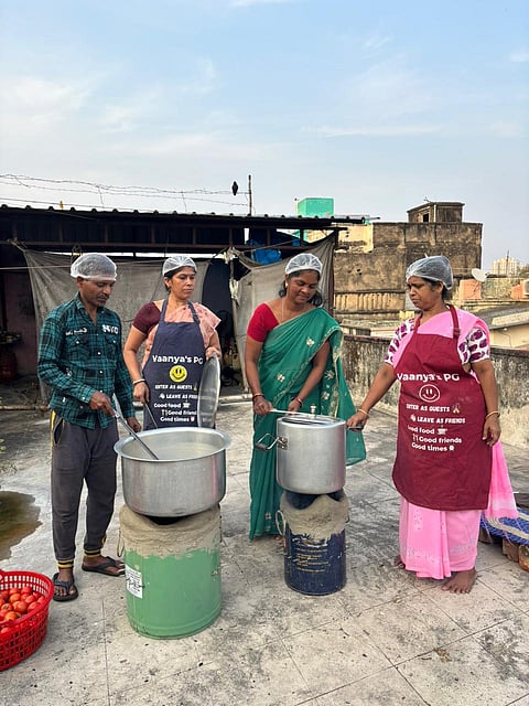एलपीजी की कमी से कहीं हॉस्टल मेनू में बदलाव तो कहीं कोयला-लकड़ी बना सहारा