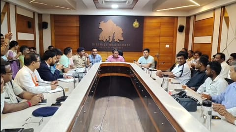 डीएम अरविंद कुमार मीणा बैठक को संबोधित करते हुए, साथ में हैं कई अन्य अधिकारी