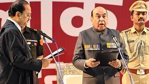 पटना में लेफ्टिनेंट जनरल (सेवानिवृत्त) सैयद अता हसनैन राज्यपाल पद की शपथ लेते हुए।