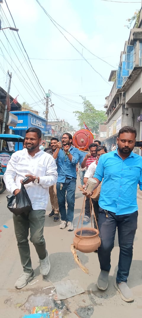 गैस को लेकर प्रदर्शन करते कांग्रेस समर्थक