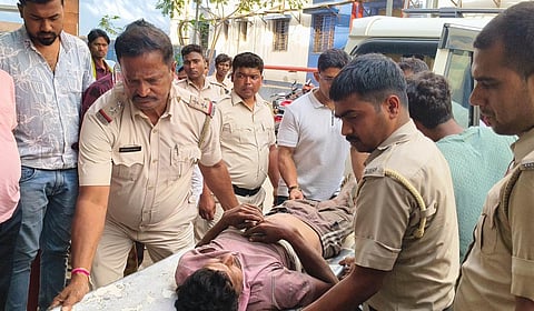 घायल श्रमिक को अस्पताल पहुंचाते पुलिस कर्मी