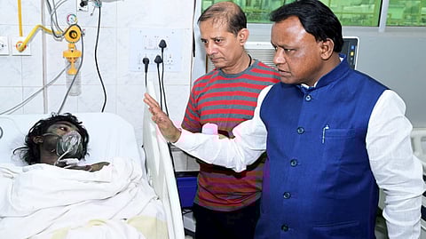 एक मरीज को देखते मुख्यमंत्री मोहन चरण माझी।