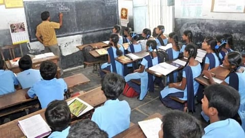 अपर प्राइमरी : कहीं किताबें नहीं तो कहीं कक्षाएं रहीं खाली