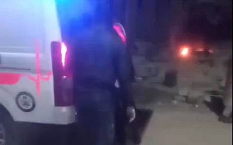 घटनास्थल पर मौजूद दमकलकर्मी।