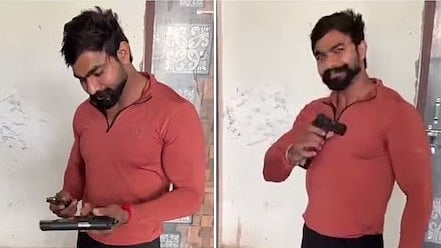 गोली चलाने से पहले पिस्तौल के साथ पवन कुमार।