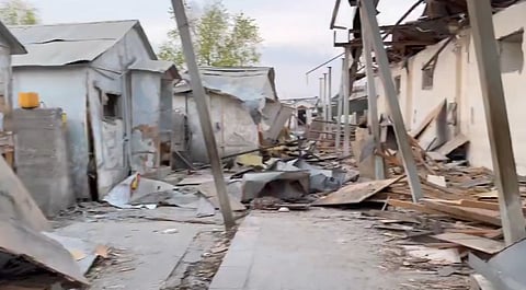 काबुल में एयरस्ट्राइक के बाद मलबे में बदला आवासीय ढांचा।