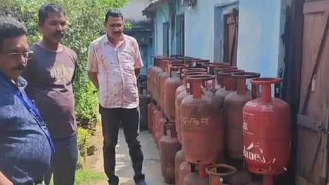 दिल्ली में LPG गैस की अवैध बिक्री, 62 LPG सिलेंडर जब्त