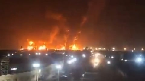 इजराइल के हमले के बाद तेहरान में उठता आग का गोला।