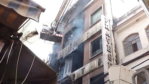 आग बुझाने की कोशिश में लगे दमकलकर्मी।