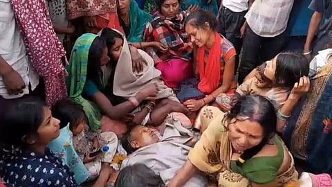 विलाप करते मृतक के परिजन