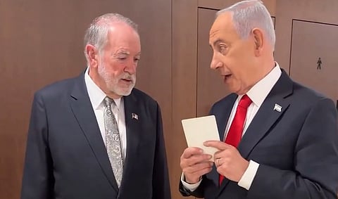 अमेरिका के राजदूत माइक हकाबी के साथ बेंजामिन नेतन्याहू।