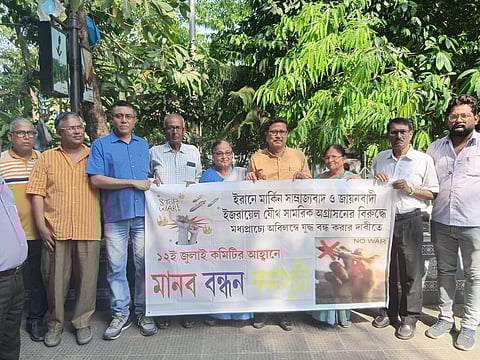 अलीपुर जिला मुख्यालय में 12 जुलाई कमेटी की ओर से मानव बंधन कार्यक्रम के दौरान ली गई तस्वीर