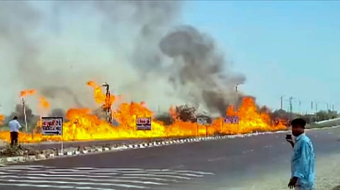 जालोर में रसायन से भरा टैंकर पलटने के बाद लगी आग