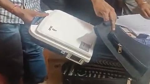 पोर्टेबल सोनोग्राफी मशीन जब्त