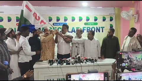 अराबुल इस्लाम आईएसएफ का झंडा थाम कर पार्टी में शामिल हुए