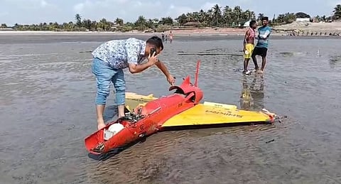 बकखाली के समुद्र तट पर गिरे ड्रोन की तस्वीर