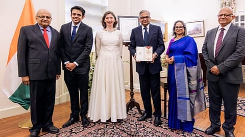 नाइटहुड पदवी के साथ एन चंद्रशेखरन।