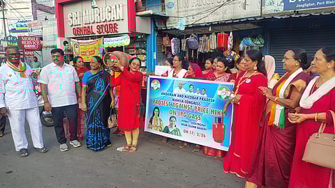 रसोई गैस महंगी होने पर महिला कांग्रेस का विरोध, कीमत वापस लेने की मांग