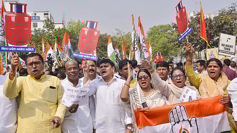 पटना में ‘LPG की कमी’ को लेकर विरोध प्रदर्शन करते कांग्रेस कार्यकर्ता