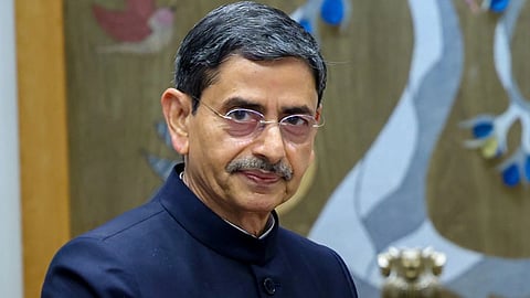 बंगाल के राज्यपाल ने शीर्ष नौकरशाहों और पुलिस अधिकारियों के साथ शिष्टाचार भेंट की