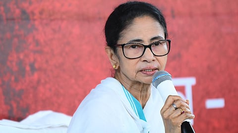 मुख्यमंत्री ममता बनर्जी लगातार चुनाव आयोग और भाजपा पर हमलावर हैं ( फाइल फोटो )