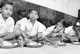 गैस की कमी के कारण कई स्कूलों में मिड-डे मील ठप