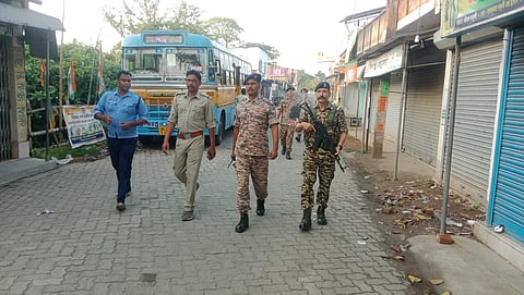 पुलिस और केंद्रीय बलों के जवानों ने संयुक्त रूप से रूट मार्च निकाला