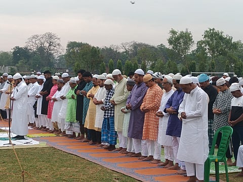 ईद की नमाज में शामिल लोग