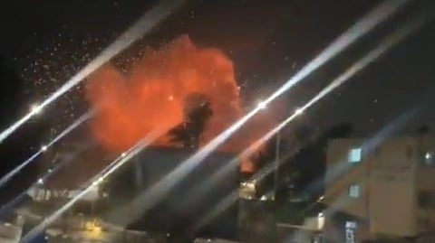 इजराइल के दक्षिणी शहर डिमोना में ईरानी बैलेस्टिक मिसाइल के हमले के बाद उठता आग का गोला।