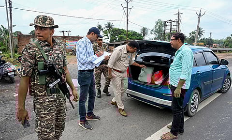 मालदा में गाड़ी की जांच करते हुए पुलिस अधिकारी।
