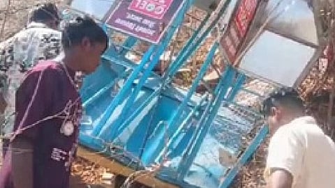 दुर्घटनाग्रस्त रोपवे को देखते लोग।