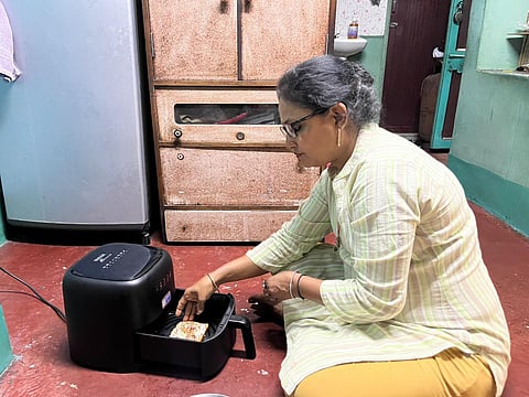 महंगाई की मार, गैस संकट की वजह से कई टिफिन सर्विस बंद