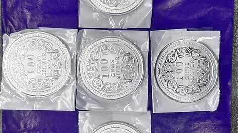 चांदी के भाव अब लगातार गिर रहे हैं ( फाइल फोटो )