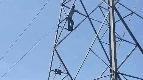 टॉवर पर चढ़ा युवक