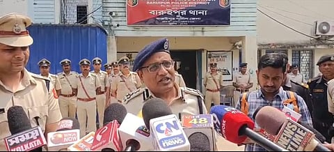 प्रेसीडेंसी रेंज के डीआईजी कंकर प्रसाद बारुई मीडिया को संबोधित करते हुए