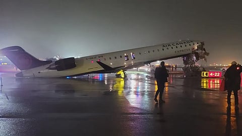 फायर ट्रक से टकराने के बाद विमान का अगल हिस्सा ऊपर उठ गया।